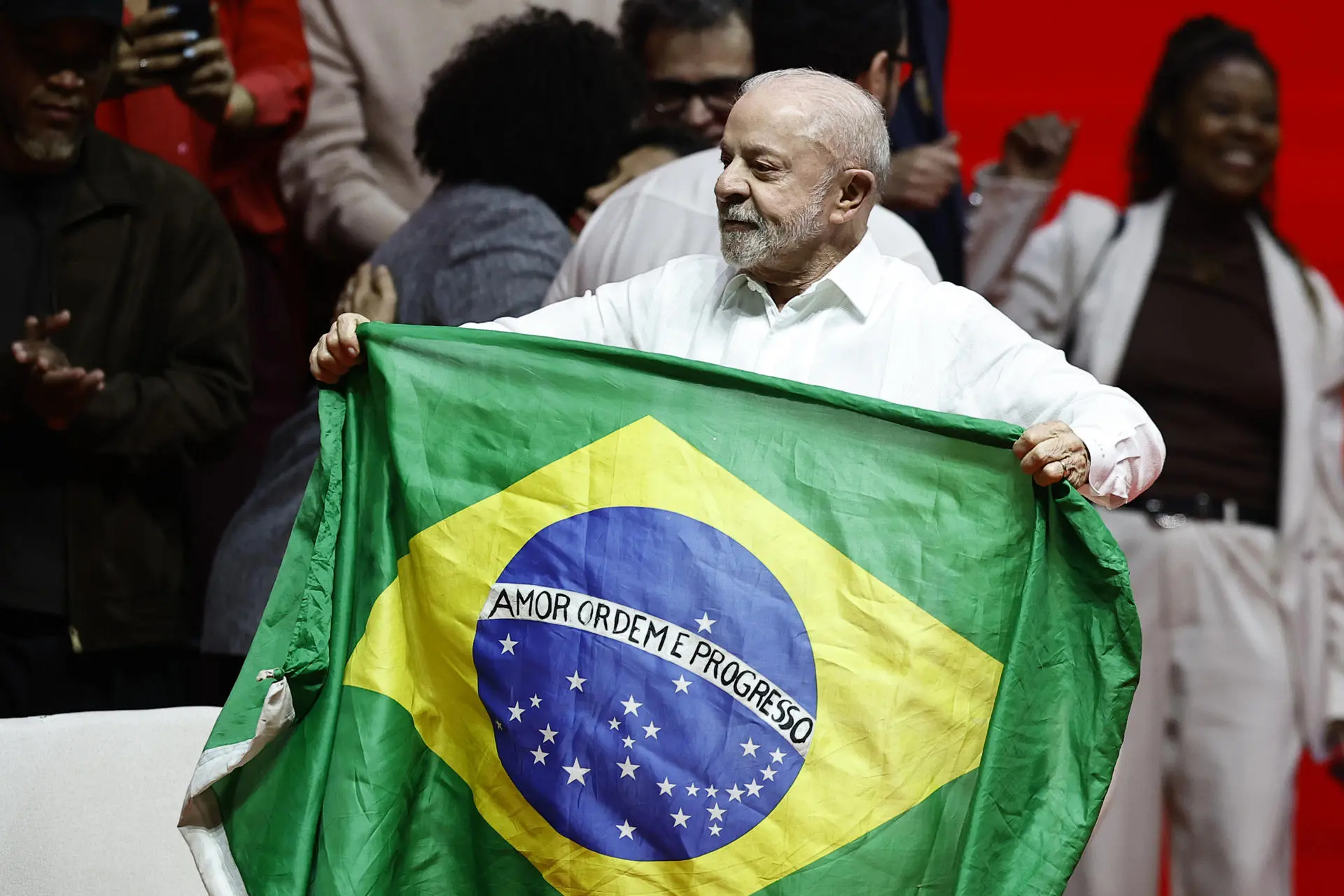 Lula anuncia compra de distribuidora para controlar precios de combustibles en Brasil