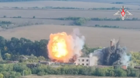 Tres VIDEOS ÉPICOS de cómo bombas pesadas rusas aniquilan posiciones ucranianas