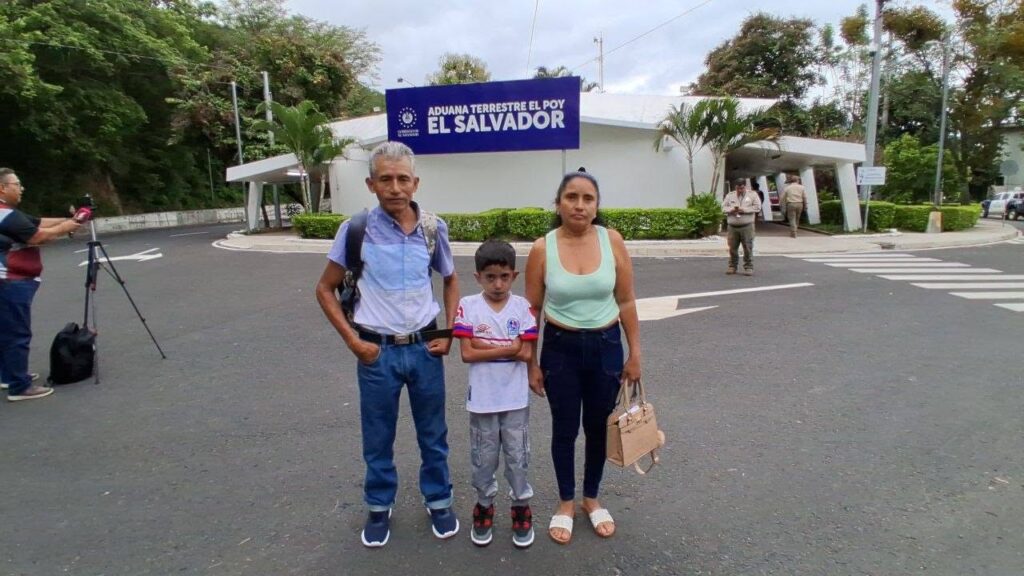 ¡Promesa cumplida! Josué, el niño hondureño con su corazón al lado derecho, ya está en El Salvador para recibir atención médica