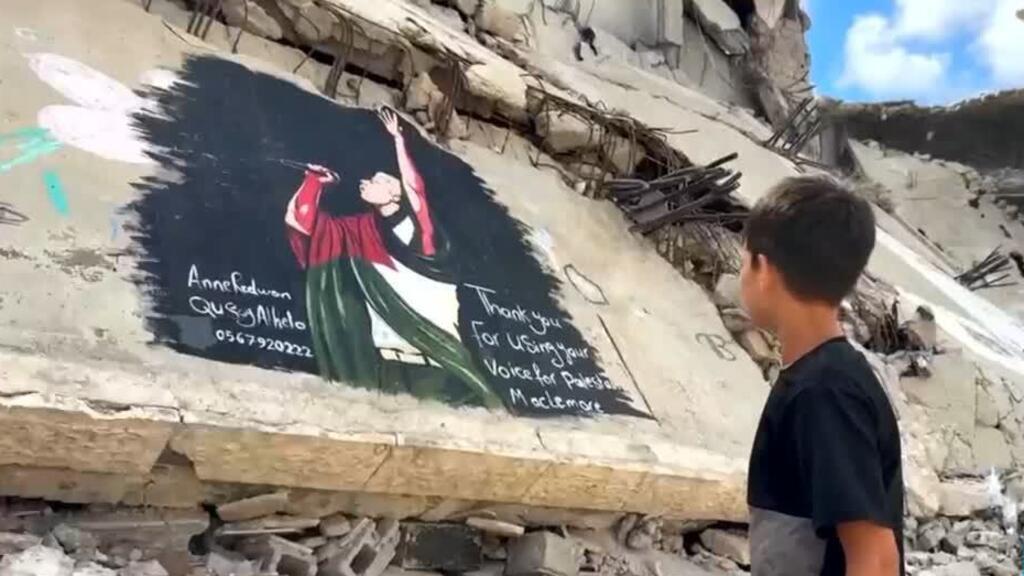 Gazatíes pintan un mural en honor a Macklemore tras ser excluido de la gira de Ed Sheeran
