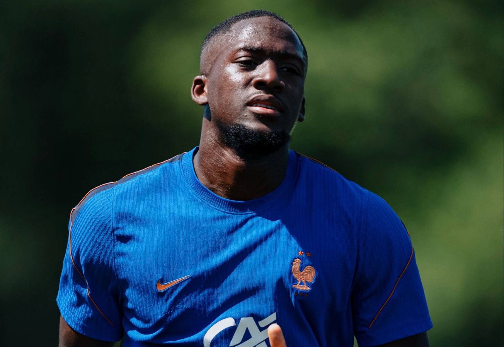 Konaté sufre una lesión en el ligamento colateral de la pierna derecha