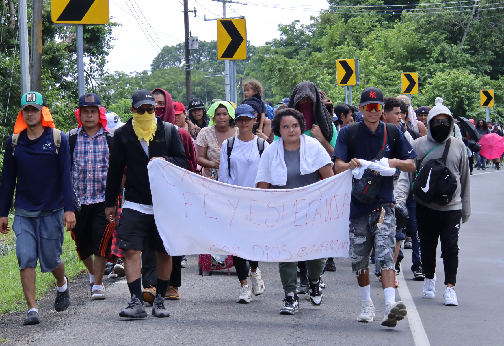 Caravana de unos 300 migrantes centroamericanos ingresa a México desde Guatemala