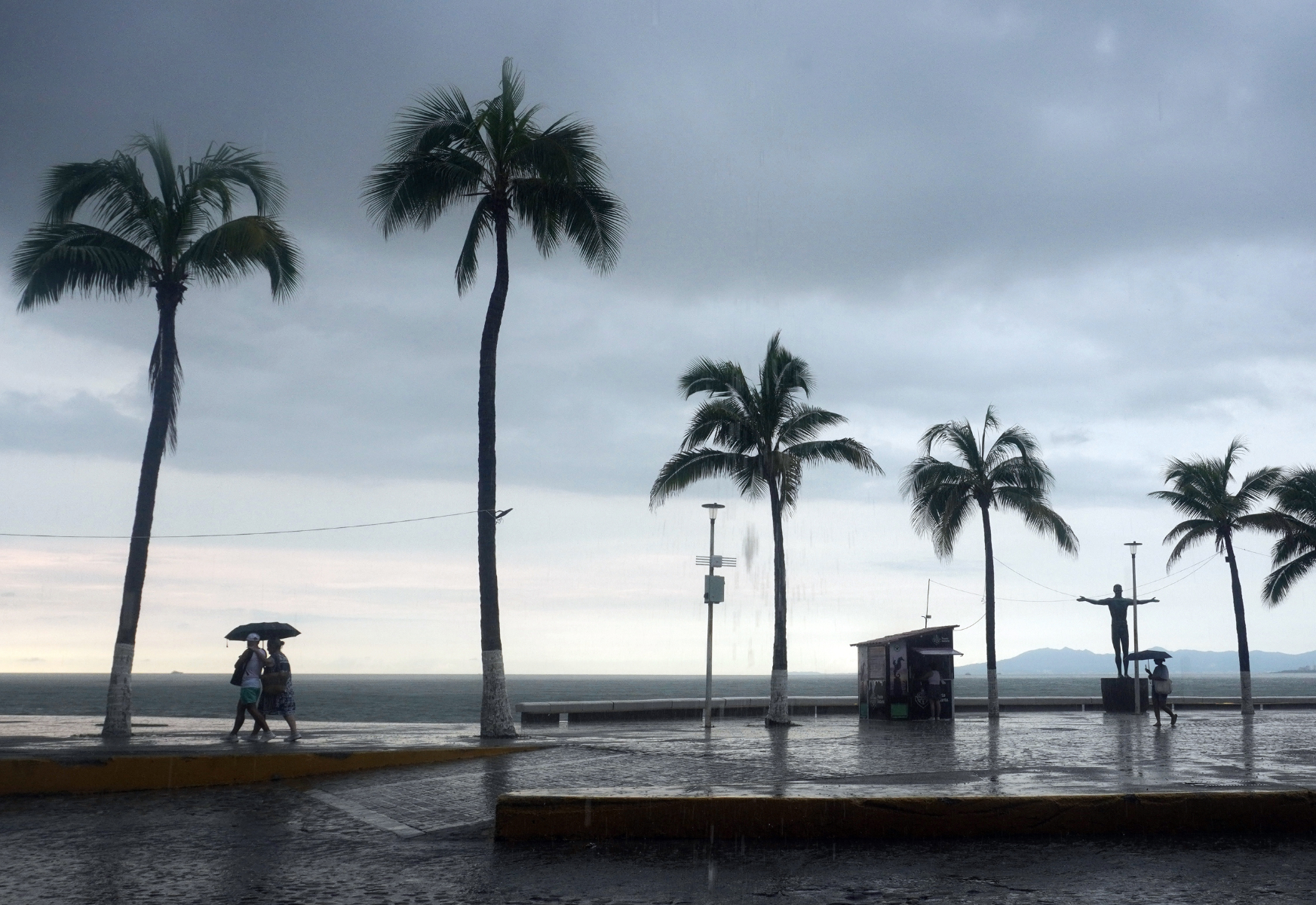Nueva depresión tropical amenaza el sur de México mientras avanza huracán Polo al noroeste