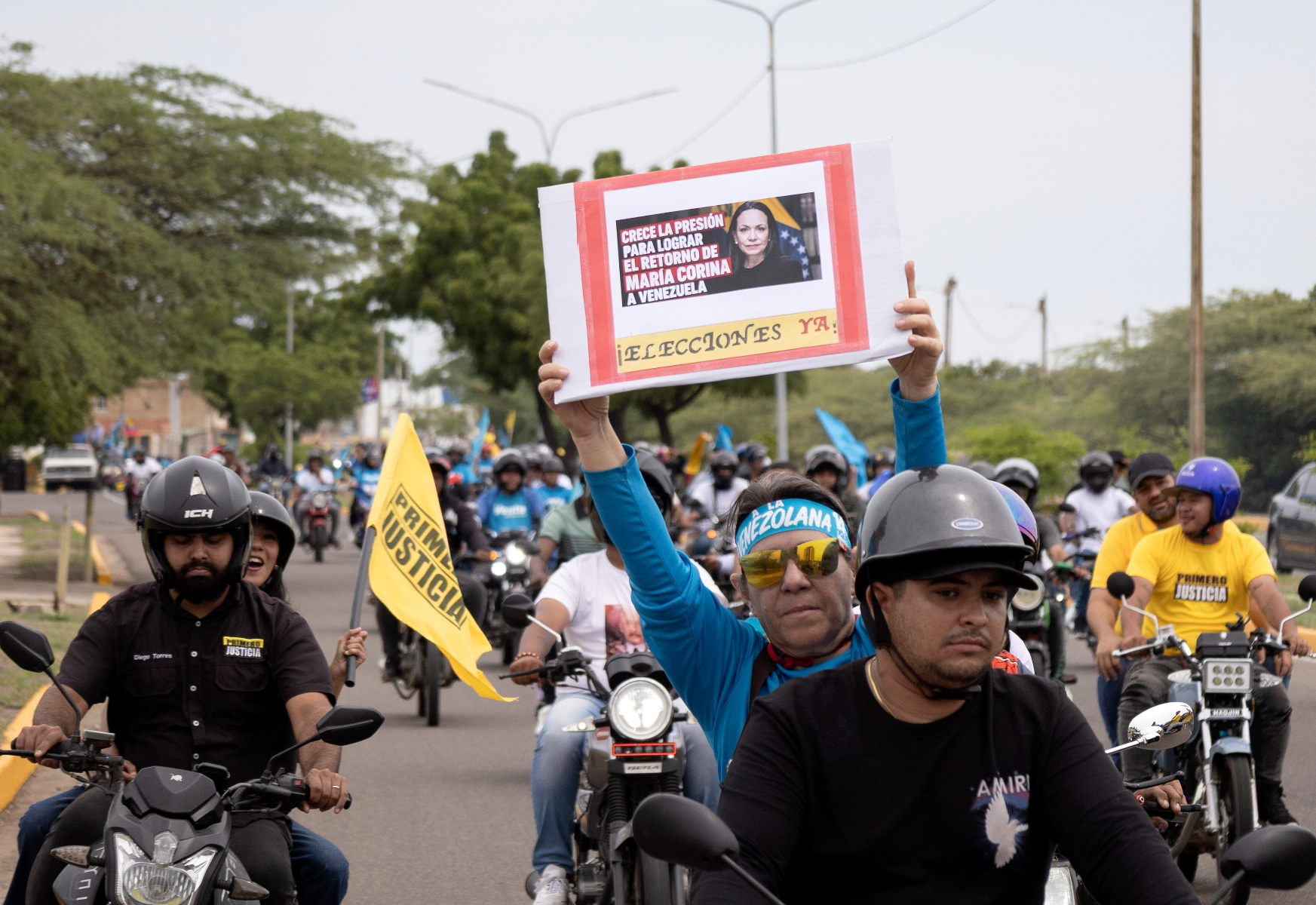 Caravanas opositoras piden en varias zonas de Venezuela el regreso de María Corina Machado
