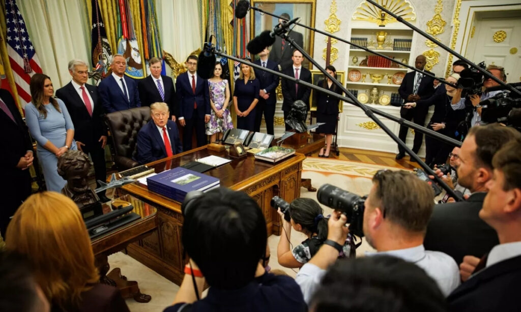 Un juez federal frena el veto de Donald Trump y ordena restituir el acceso a CNN, MSNBC y Politico a la Casa Blanca