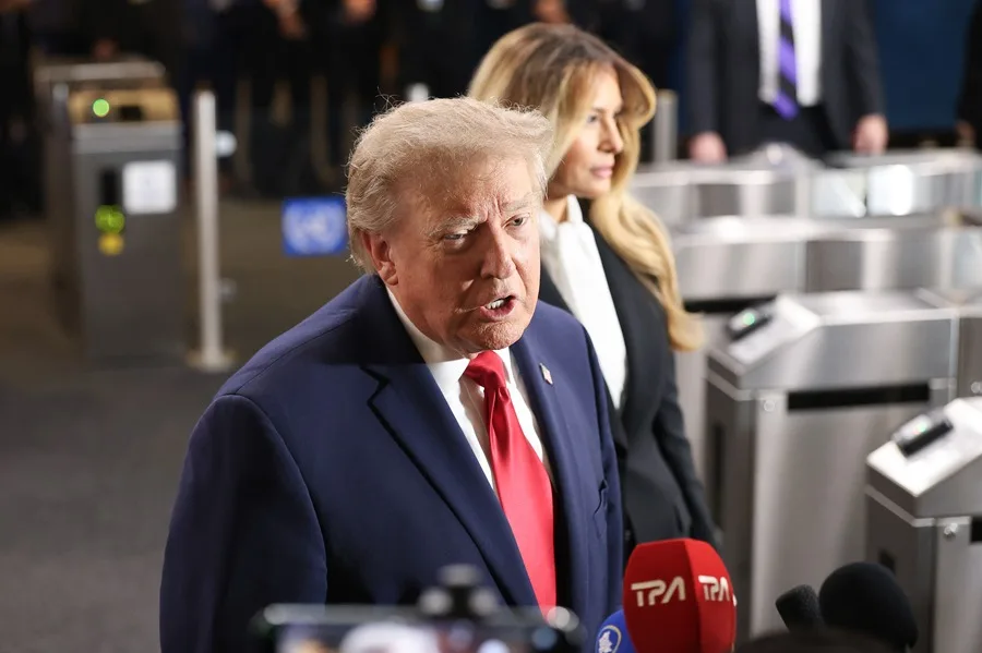 El juez cuestiona el proceso usado por Trump para vetar en la Casa Blanca a tres medios