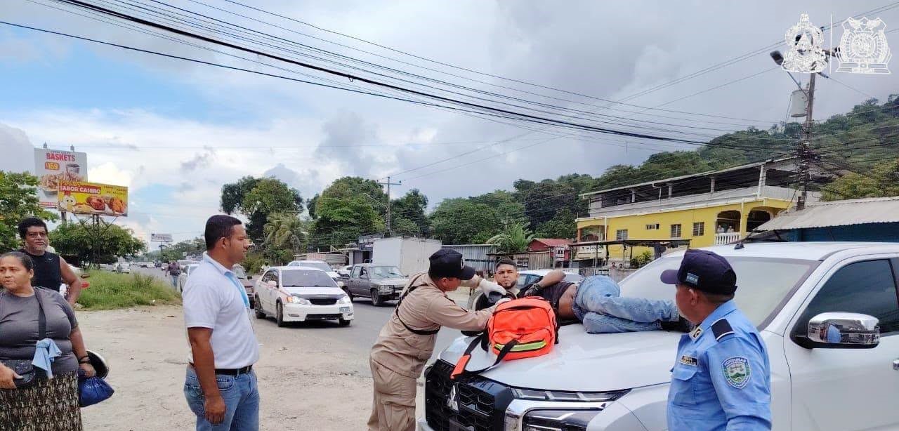 ¡Impacto en la CA-13! Accidente vial en la CA-13 deja a un joven herido en Tela