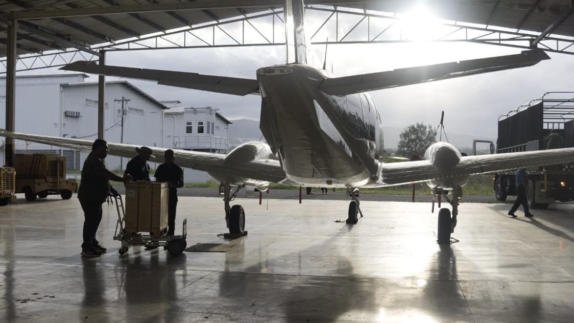 Comenzó el bombardeo de las nubes… El avión sobrevuela Francisco Morazán esperando buenos resultados