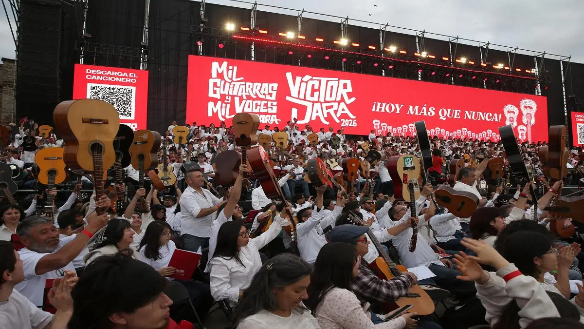 Chilenos conmemoran con un coro multitudinario el natalicio del cantautor Víctor Jara