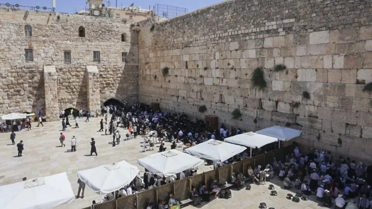 Colonos israelíes irrumpen masivamente en la Mezquita de Al-Aqsa