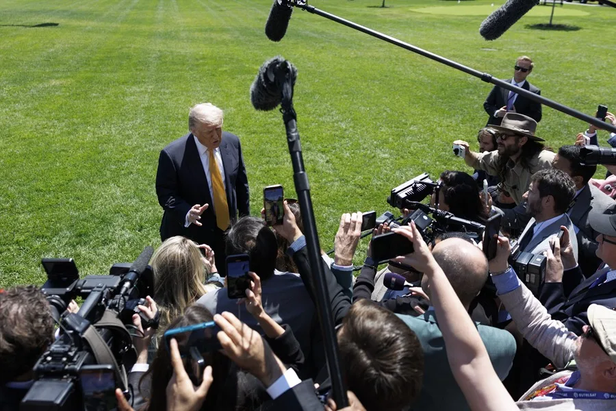 Juez restablece credenciales de prensa a tres cadenas vetadas por Trump