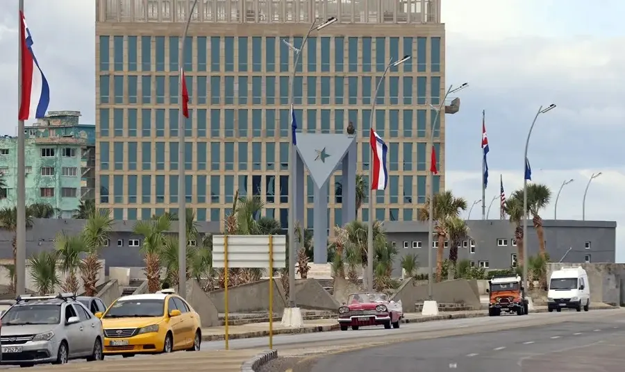 EE.UU. estudia más restricciones a funcionarios de Cuba en la ONU y mantiene amenaza militar
