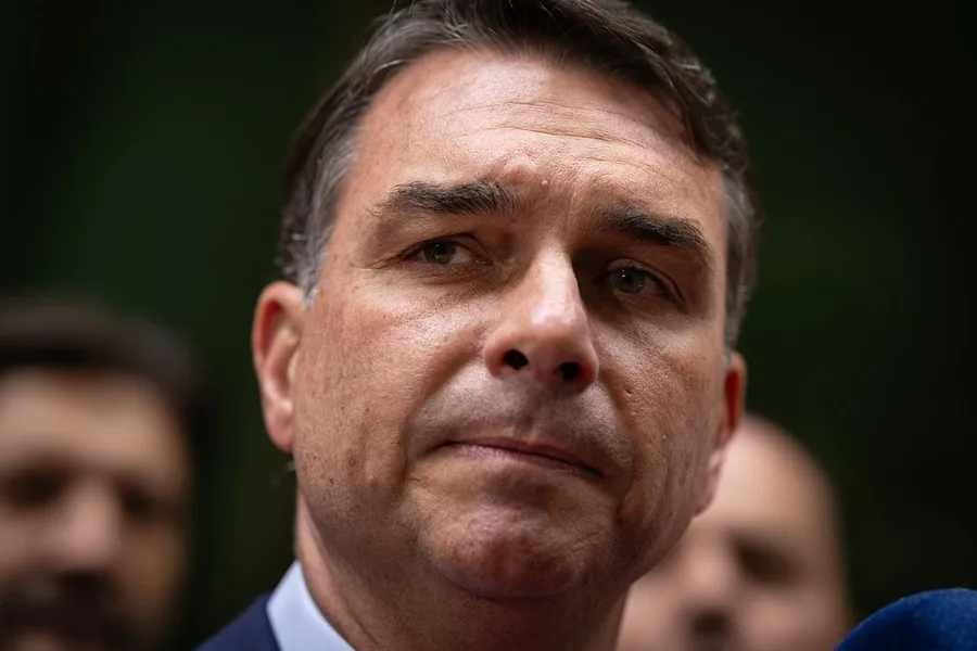 Escándalo de corrupción y chantaje sacude campaña de Flávio Bolsonaro