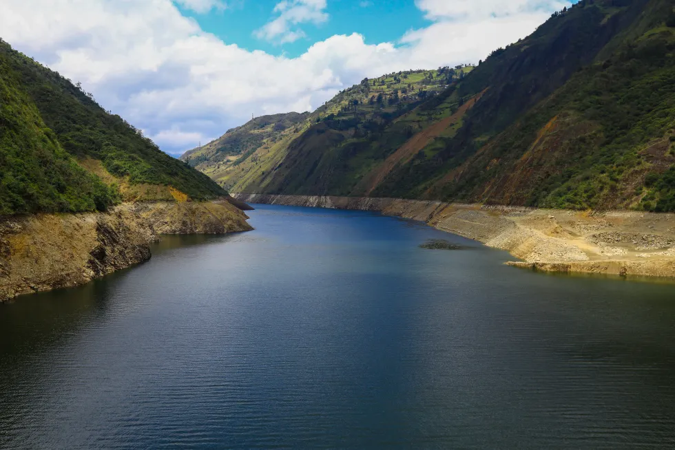 Especialistas prevén inicio de apagones en Ecuador por drástica caída del embalse Mazar