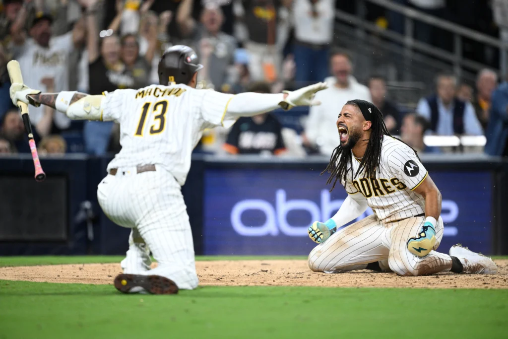 Padres pintan de blanco a Cachorros en el juego 1 de la Serie de Comodín