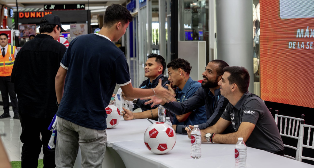 Futbolistas de la Selección Nacional se dejan querer por su noble afición