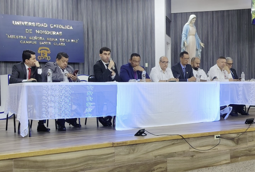 Diputados del Congreso Nacional sostienen conversatorio con jóvenes de Olancho en la Universidad Católica