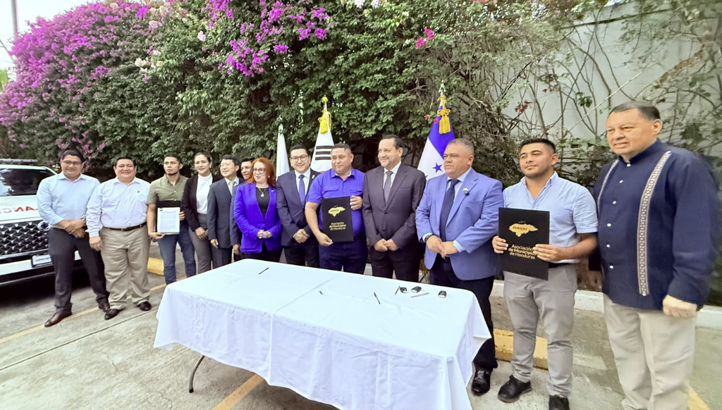 AMHON entrega tres ambulancias para fortalecer la atención en salid en tres municipios de Honduras