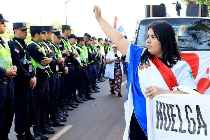Trabajadores de la salud paraguaya protestan ante el Ministerio por dignidad salarial