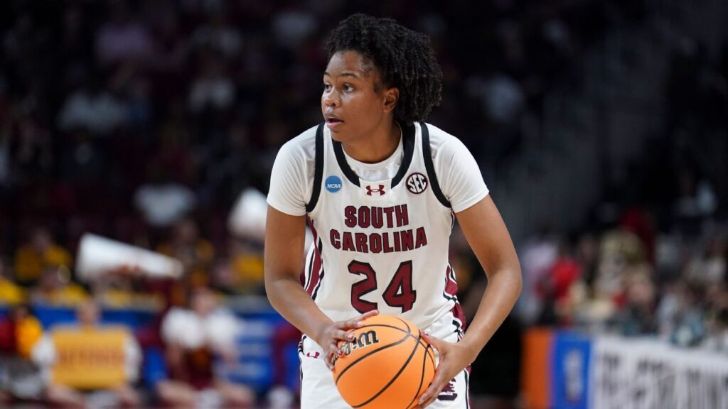 'Ella nunca dejó de animarme': cómo Dawn Staley se negó a permitir que la pérdida auditiva obstaculizara a Ayla McDowell