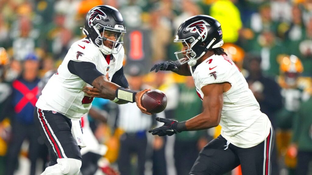 Penix muestra 'resistencia' a cambio y revive el ataque de los Falcons en la derrota de Lambeau