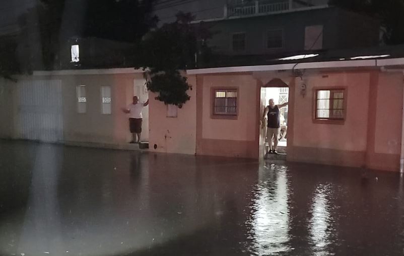 Ya se reportan las primeras inundaciones en la capital… Vecinos de Residencial La Cañada están con el agua a los tobillos