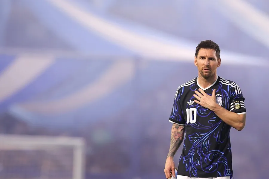 Selección Argentina presenta nueva indumentaria conmemorativa dedicada a Messi