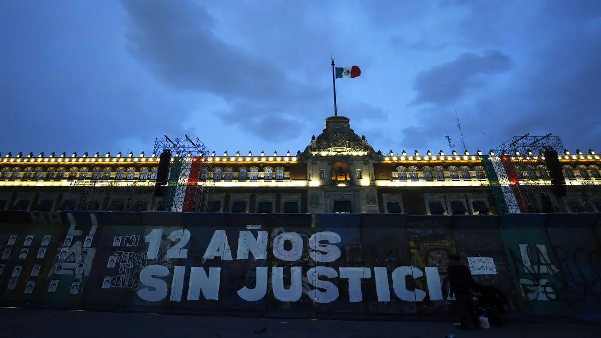 Familiares de los 43 estudiantes desaparecidos en Ayotzinapa, México marchan tras 12 años del suceso