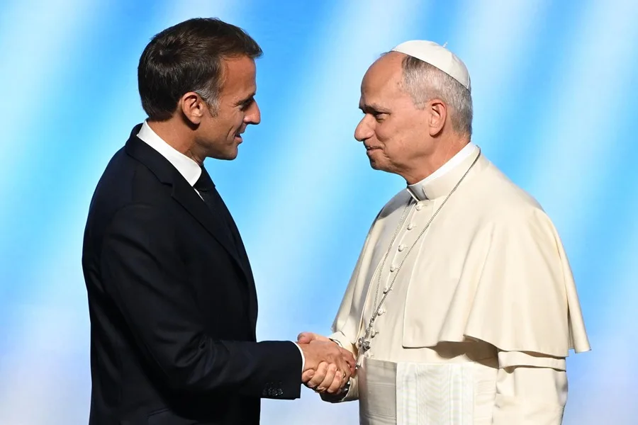 El papa pide paz en una época azotada por divisiones y conflictos durante una misa en Metz (Francia)