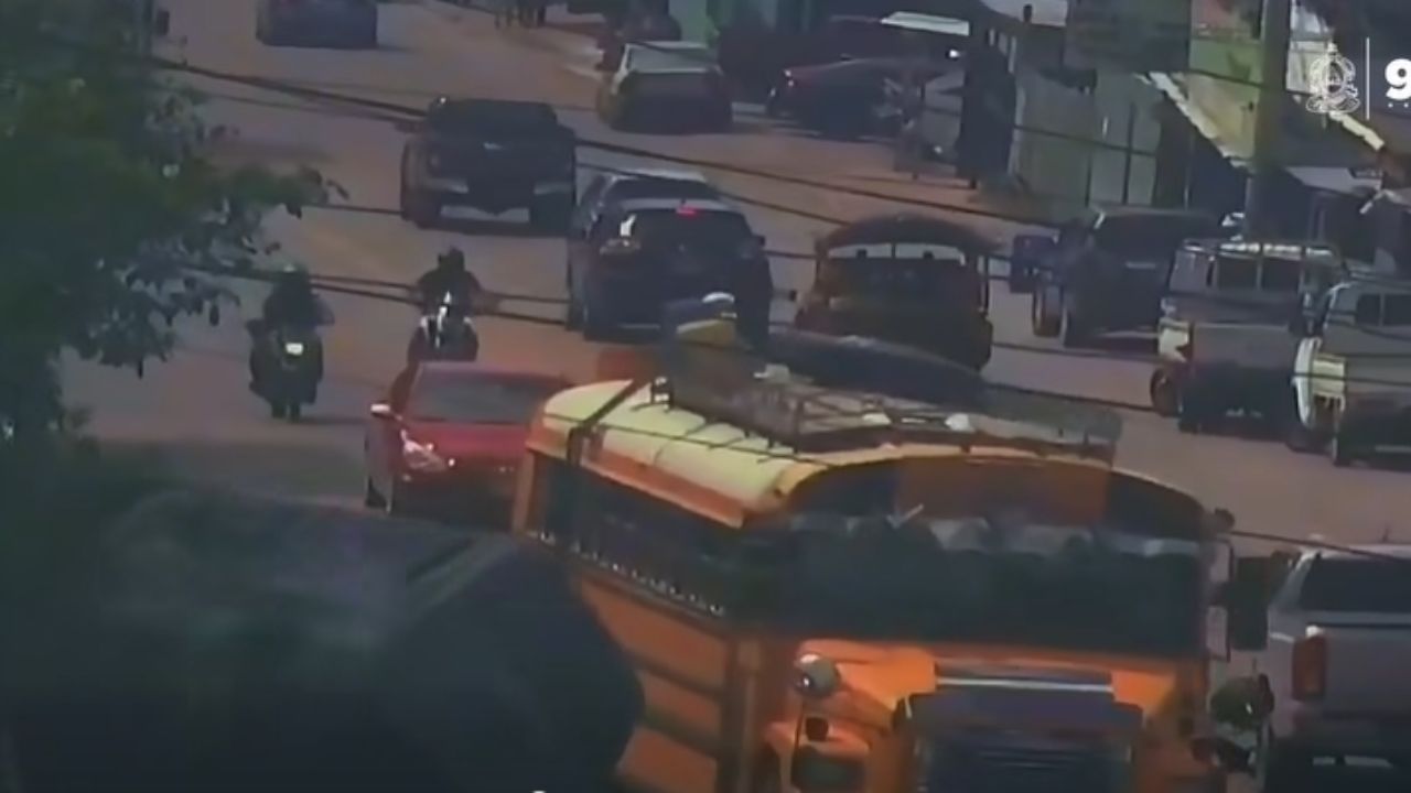 Captan en video peligrosa maniobra de “brujito”: terminó volcado en la Villa Nueva