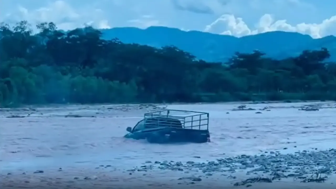 Intentó cruzar un río crecido en Yoro y su vehículo fue arrastrado por la corriente