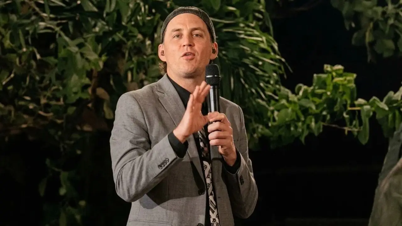 Pastor cuestiona uso de ofrendas para comprar carros de lujo y cirugías de senos