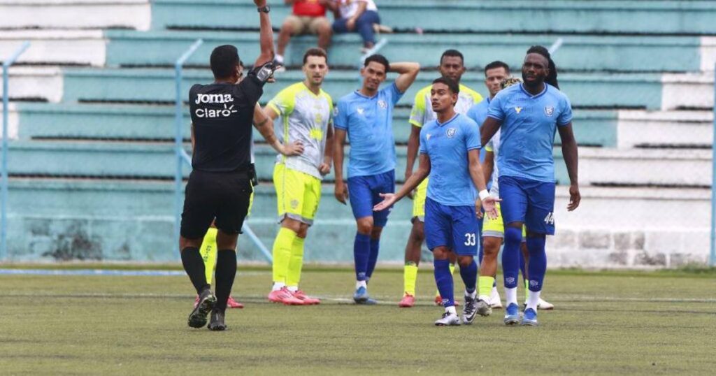 FVS en acción: así fue la roja a Daniel Meléndez por cabezazo a Cachita Gómez en el Génesis vs Olancho