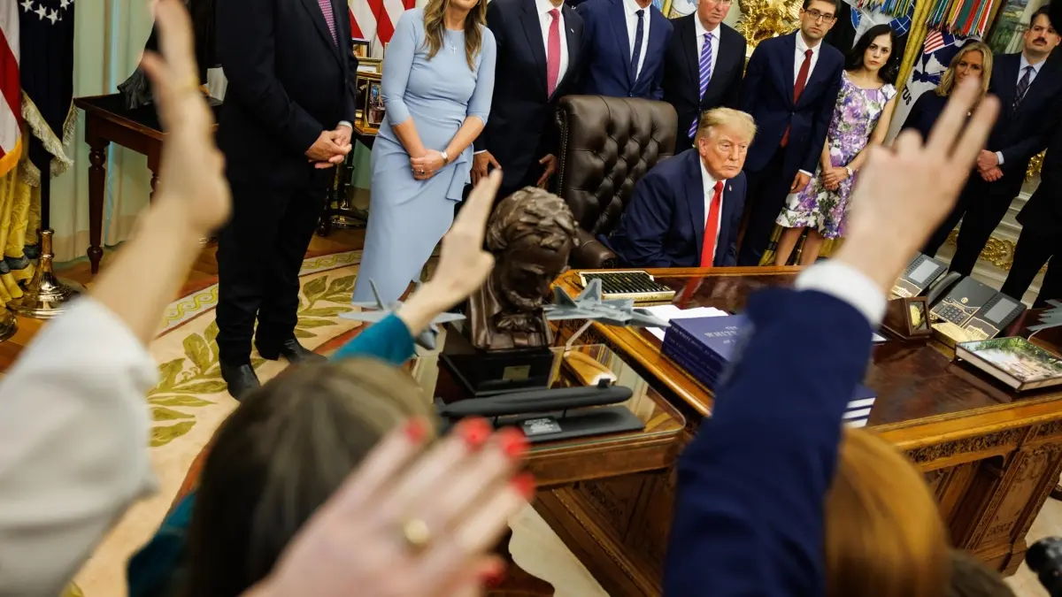 Trump veta a CNN, MS Now y Politico siguiendo un patrón de ataques a la prensa