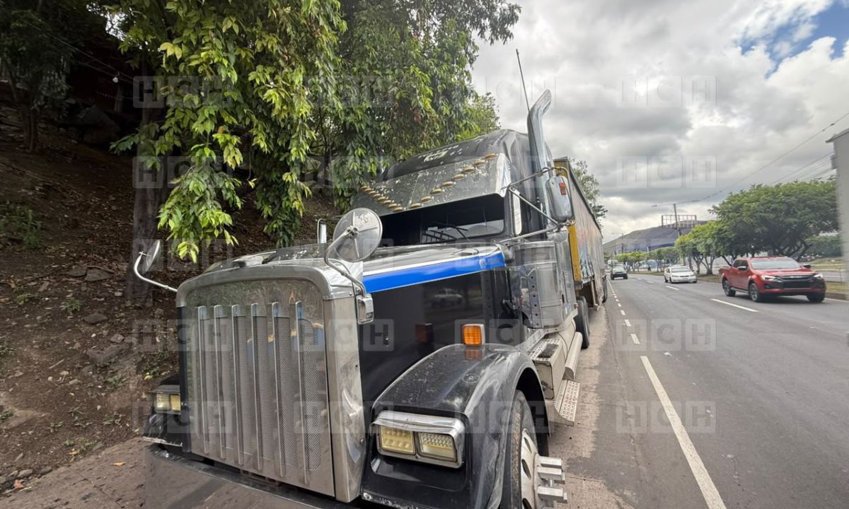 ¡Brutal asalto! Le robaron la carga, lo amarraron dentro de la rastra y sus gritos de auxilio alertaron a la gente en bulevar FFAA