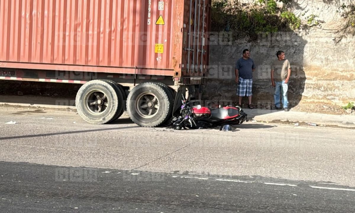 ¡De milagro! Motociclista sobrevive tras estrellarse con rastra estacionada en bulevar FFA