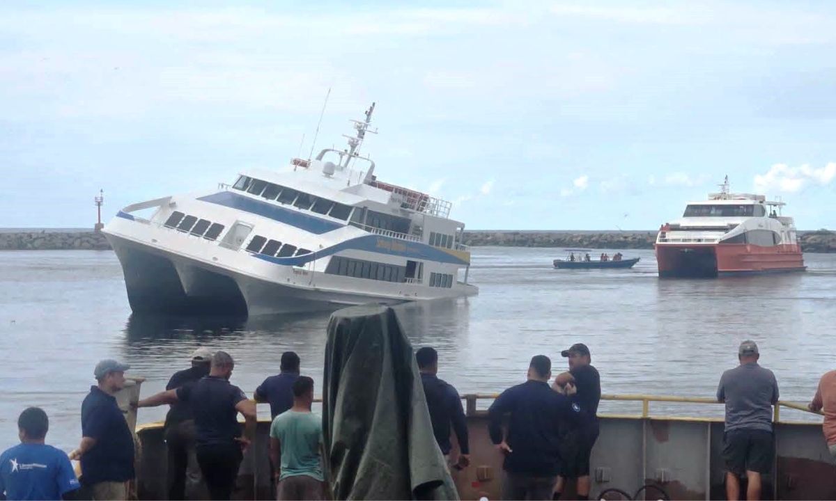 ¡Pérdidas millonarias! Con buzos investigan encallamiento del ferry en La Ceiba