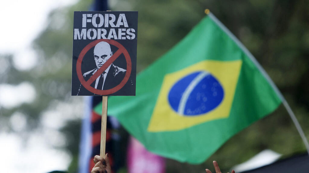 “Hágale un bien a la Nación y renuncie”, Flávio Bolsonaro arremete contra el juez que condenó a su padre