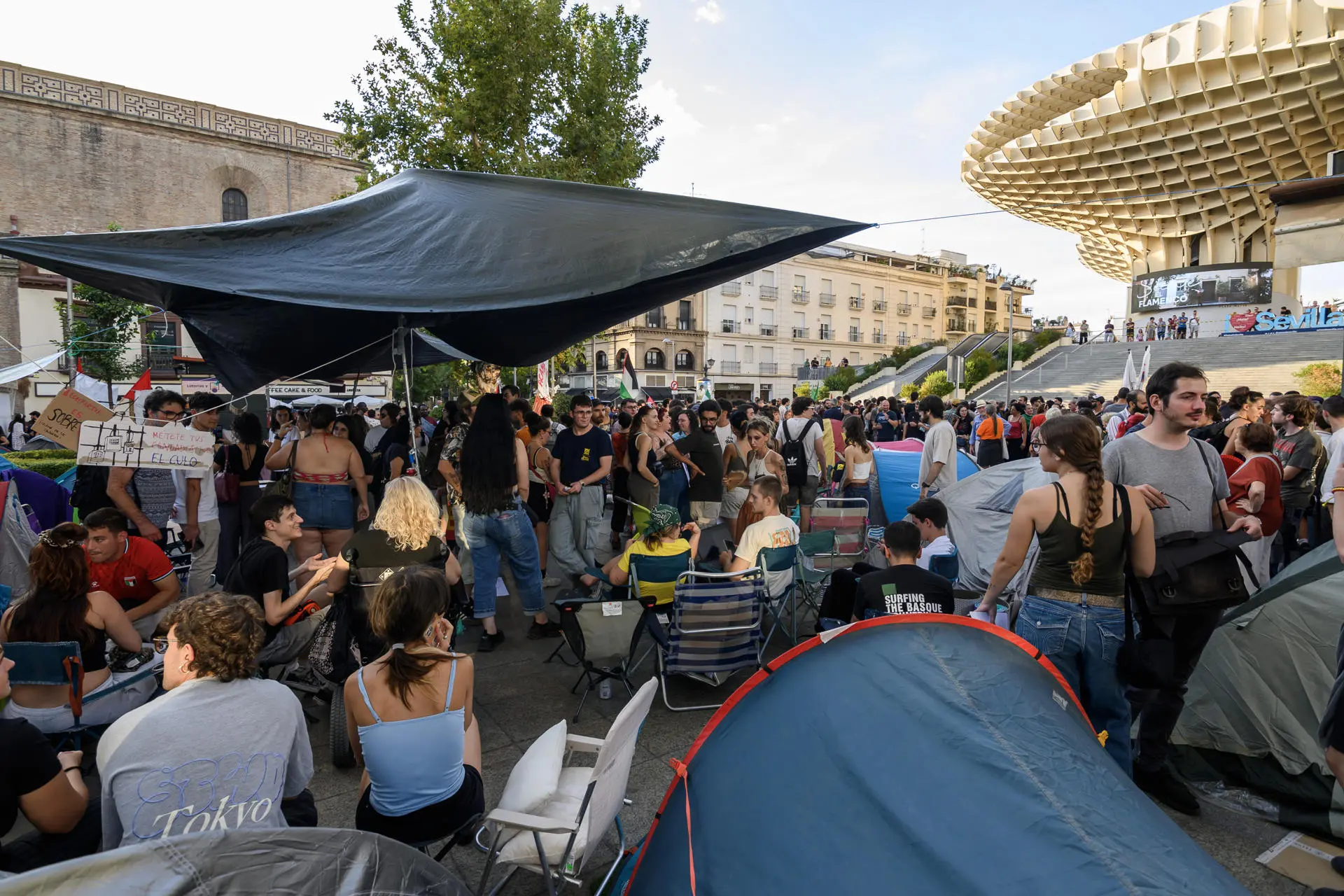 Crece la indignación popular y se extiende la acampada en España tras rechazo de normas sobre la vivienda