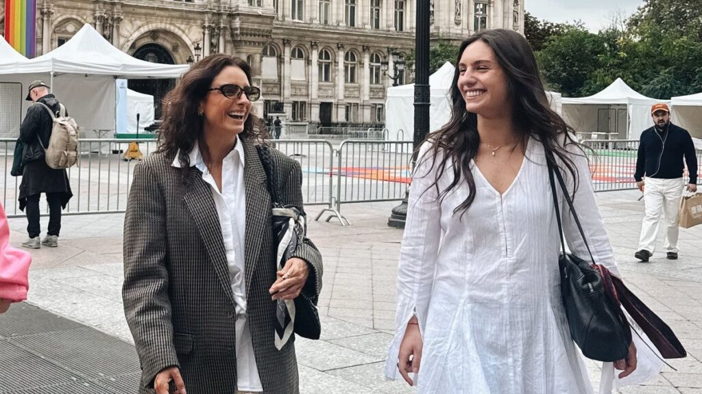 De paseo en París, Aislinn Derbez comparte su cercanía con Lorenza, la hija mayor de Mauricio Ochmann