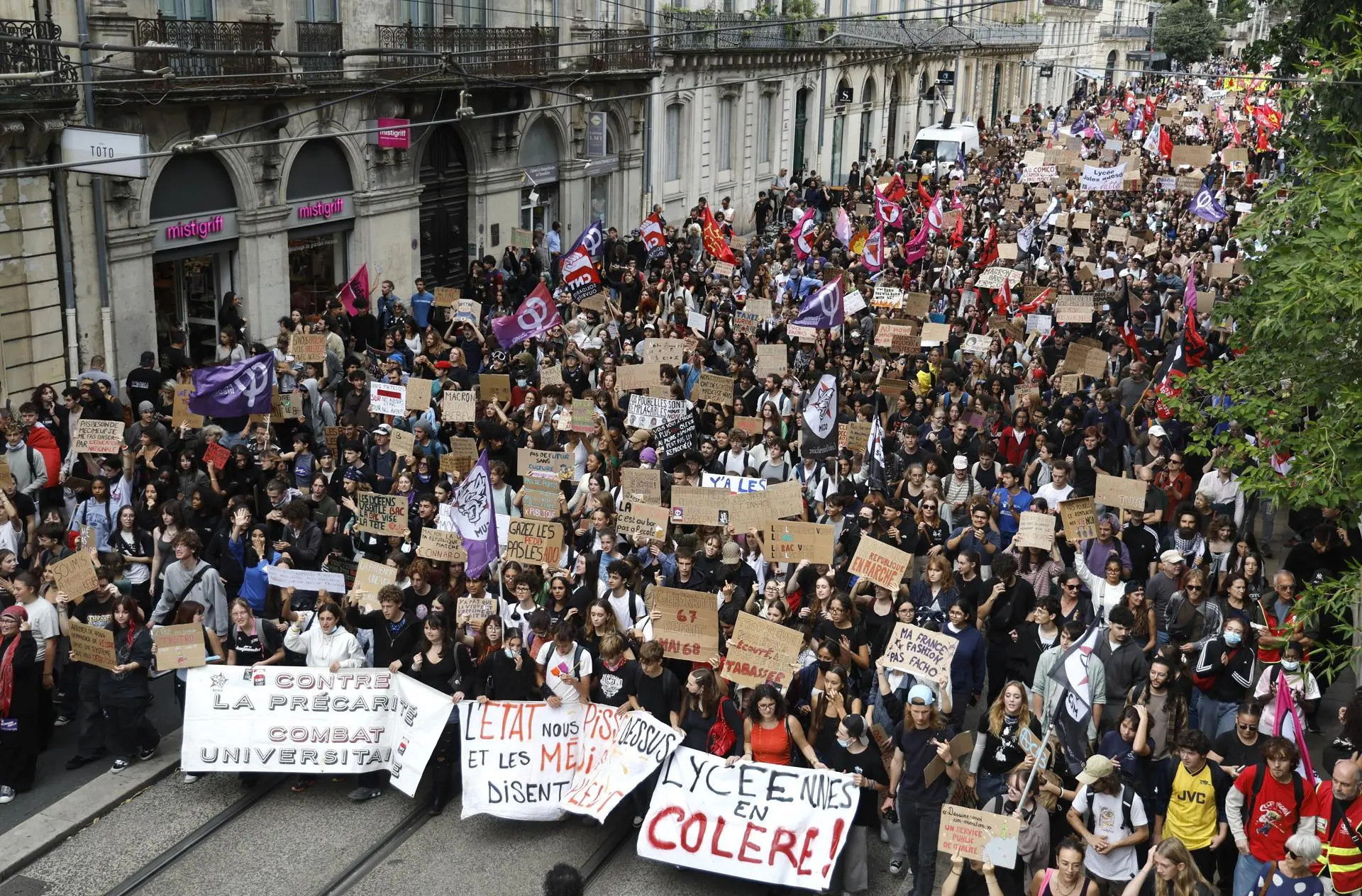 Multitudinarias marchas estudiantiles recorren París en defensa de una educación digna