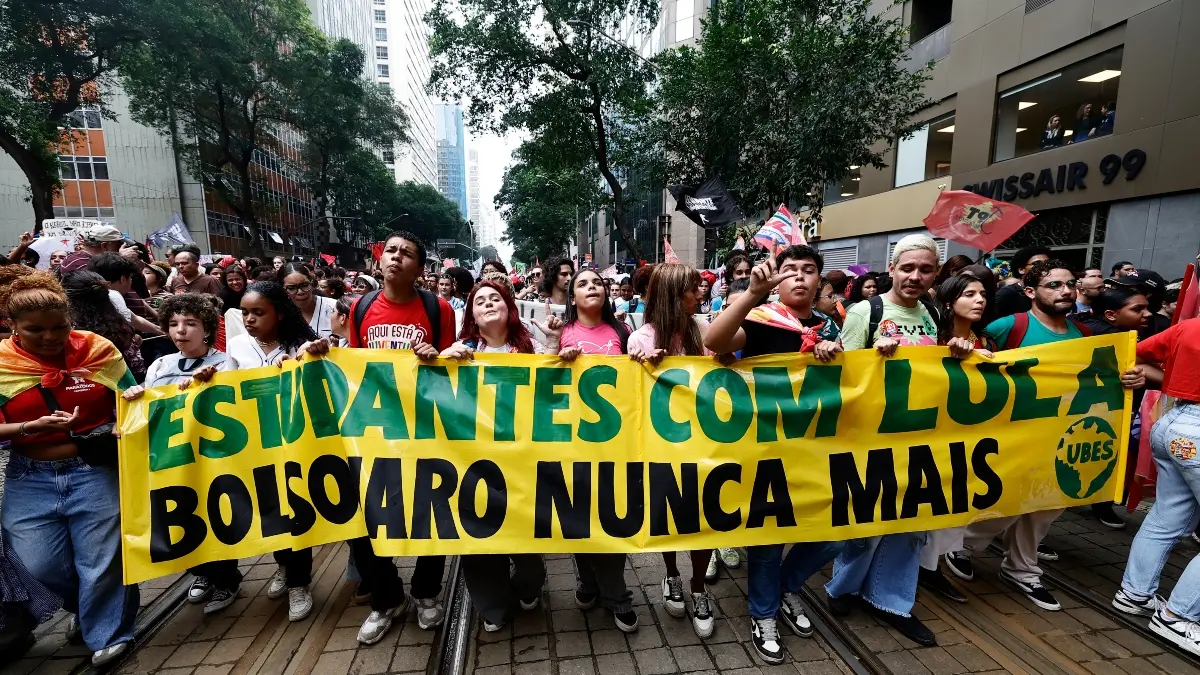 “No voto por alguien que vende a Brasil”: estudiantes protestan contra candidatura de Bolsonaro