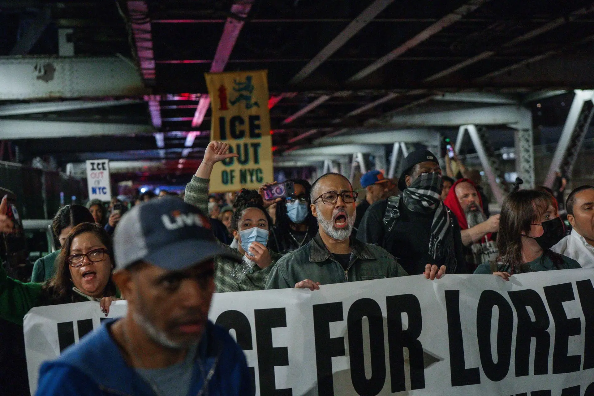 Juez federal prohíbe deportación inmediata de dominicano herido por ICE en Nueva York
