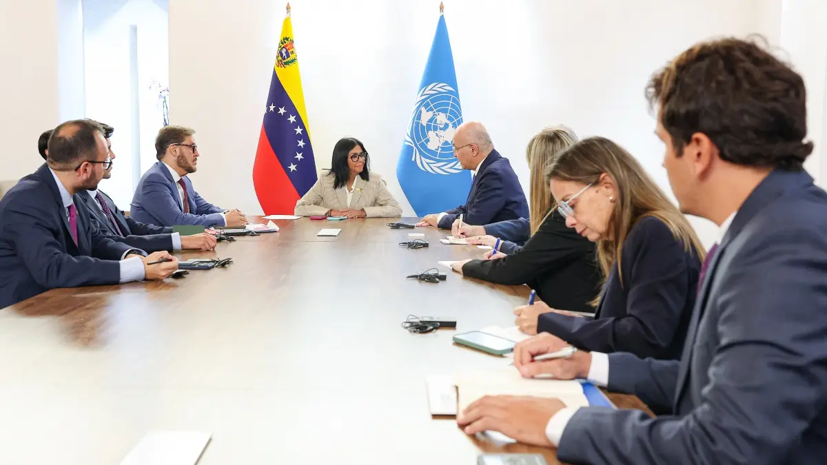 Presidenta (E) Delcy Rodríguez se reúne con el alto comisionado de ACNUR en Caracas
