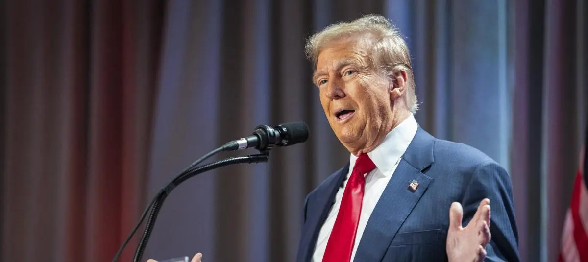 Trump indulta en directo a mecánicos condenados por manipular emisiones contaminantes en vehículos