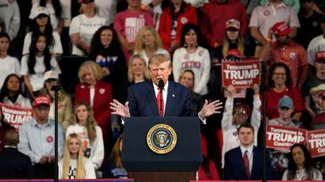 Trump a sus simpatizantes: “Podría decir las cosas más estúpidas y ustedes aplaudirían” (VIDEO)