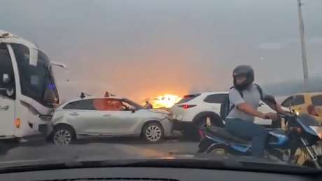 Grababa bello atardecer, hasta que captó un choque entre cuatro vehículos (VIDEO)