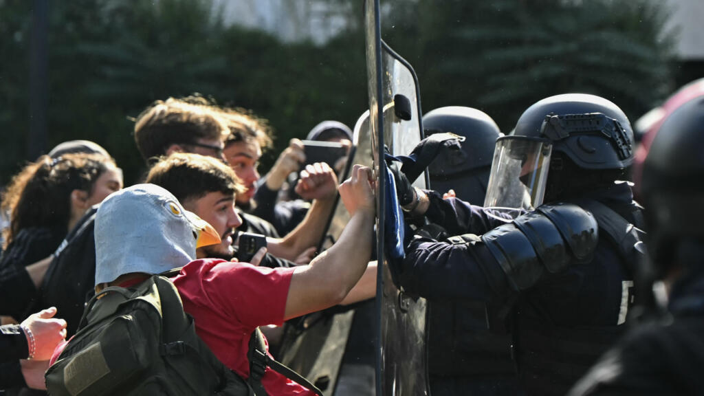La Policía de París declara las protestas estudiantiles “fuera de control”