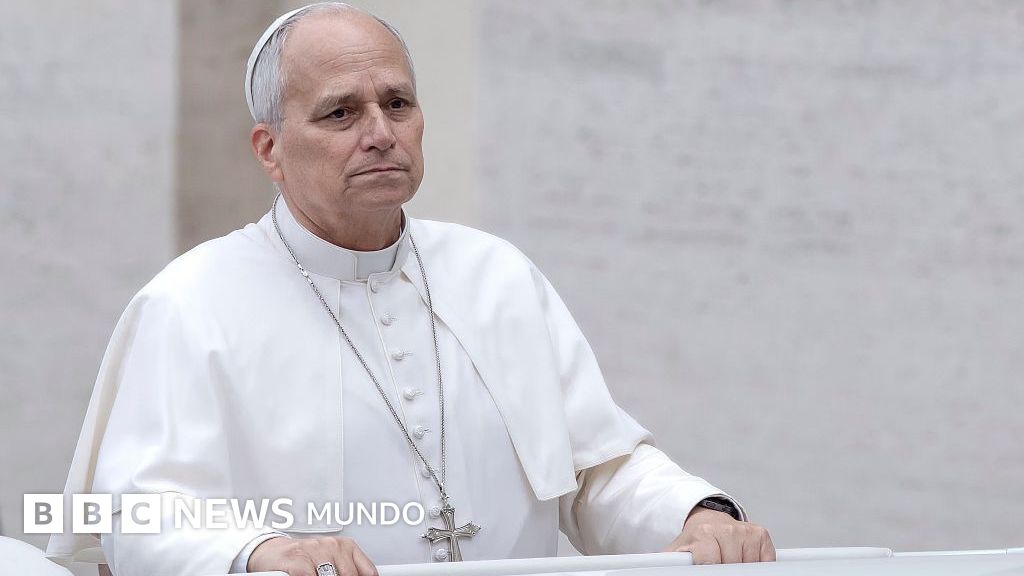 Los médicos del Papa informan que camina y se recupera “según lo previsto” tras su cirugía por un cáncer de pulmón