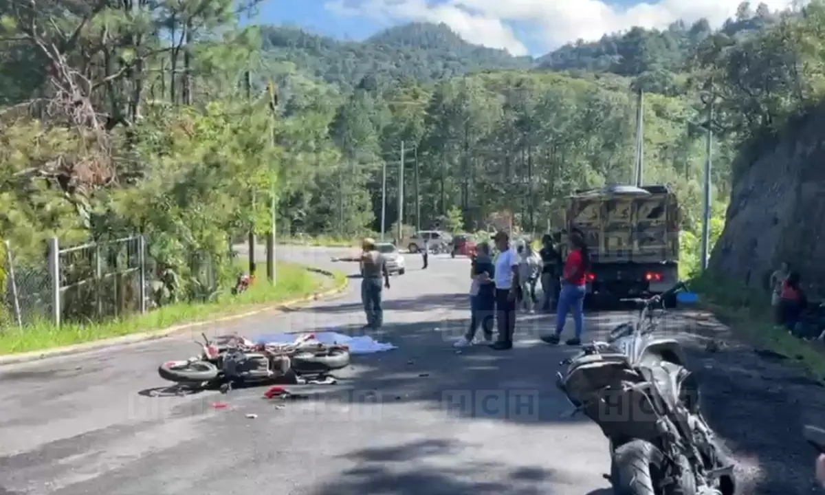 ¡Trágico accidente en Chinacla! Joven motociclista perece al impactar con volqueta